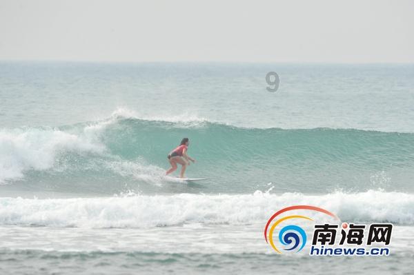 雷军拍摄小米su7黑河冬测视频，配色为海湾蓝