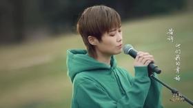花群中的女孩