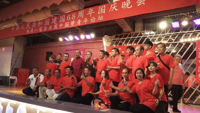 蜡笔小新：机场安检小新把自己放进去，一家人过安检都很费劲游戏画面