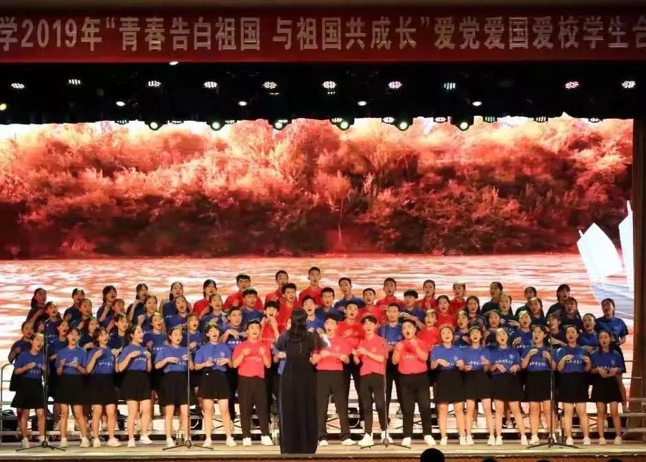 太冲动!男子骑车与人剐蹭发生冲突,竟用脚踩其上半身