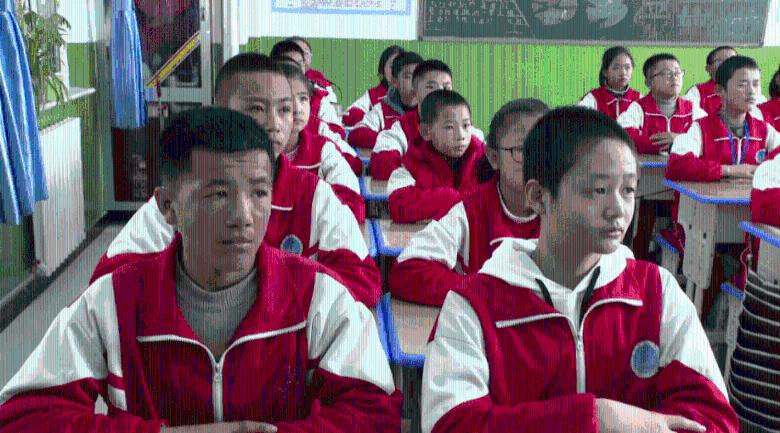 这场活动上,主持人举起酒杯就“干”了,坐在旁边的张兰惊呼“哇噢”