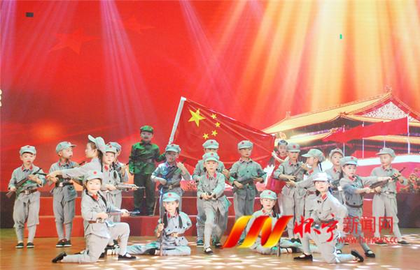 列车长用30分贝细语点亮复兴号品牌列车