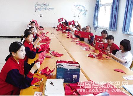 鞠婧祎在机场真会穿，露脐装配休闲裤，轻松美出少女范！