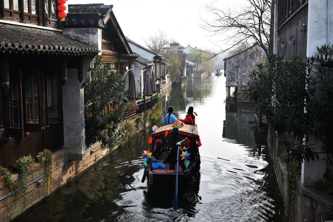 76岁汪明荃在澳门街边献唱,妆容精致不显老
